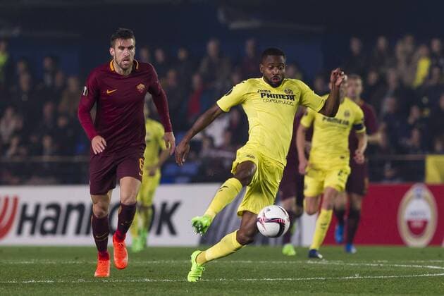 Fußball, EL, FC Villarreal - AS Rom February 16, 2017 - Villarreal, Spain - 06 Kevin Strootman of A.S. Roma (L) and 17 Cedric Bakambu of Villarreal CF during the UEFA Europa League, Round of 32 first leg match between Villarreal CF and A.S. Roma at La Ceramica Stadium on February 16, 2017. FC Villarreal v AS Roma - UEFA Europa League Round of 32: First Leg  - ZUMAn230 20170216_zaa_n230_326 Copyright: xJosexMiguelxFernandezx