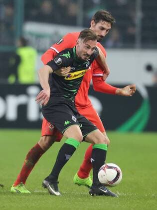 Gladbach, Germany 16.02.2017, Europa League, round of 32, 1st leg, Borussia Moenchengladbach - ACF Fiorentina, Zweikampf Josip Drmic (Moenchengladbach, vorn) gegen Davide Astori (ACF). ( DeFodi512