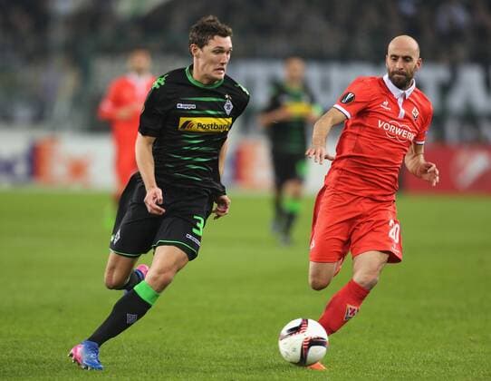Gladbach, Germany 16.02.2017, Europa League, round of 32, 1st leg, Borussia Moenchengladbach - ACF Fiorentina, Zweikampf Andreas Christensen (Moenchengladbach, L) gegen Borja Valero (ACF). ( DeFodi512