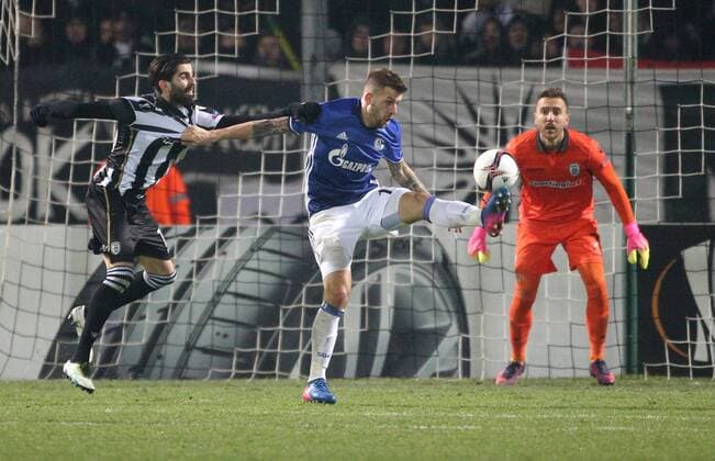 16.02.2017, Fussball, UEFA Europa League, Saison 2016 2017, Zwischenrunde, PAOK Saloniki - FC Schalke 04, Guido Burgstaller (Schalke 04), mi., in Aktion gegen Crespo (li.)