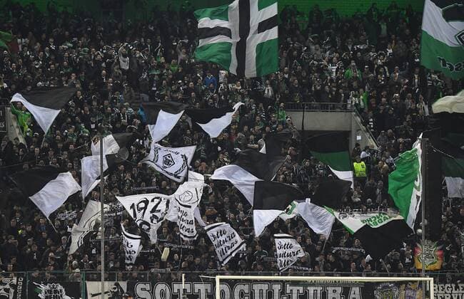16.02.2017, xjhx, Fussball Europa League, Borussia Moenchengladbach - AC Florenz, emspor, v.l. Fans Moenchengladbach, Stimmung, Schals Moenchengladbach