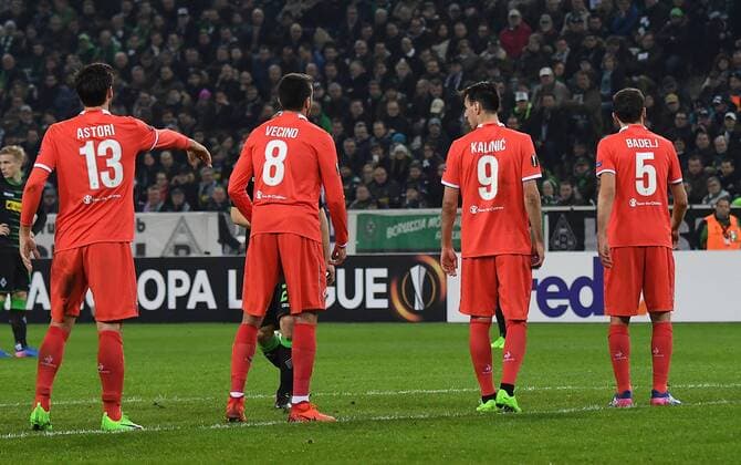 16.02.2017, xjhx, Fussball Europa League, Borussia Moenchengladbach - AC Florenz, emspor, v.l. Davide Astori (AC Florenz), a cf08, Nikola Kalinic (AC Florenz), Milan Badelj (AC Florenz) Moenchengladbach