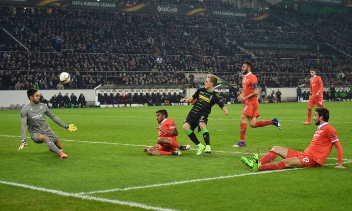16.02.2017, Fussball, UEFA Europa League, Saison 2016 2017, Zwischenrunde, Borussia Moenchengladbach - AC Florenz, Patrick Herrmann (Borussia Moenchengladbach), mi., scheitert an Torwart Ciprian Tatarusanu (AC Florenz)