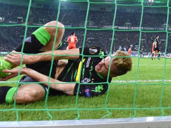 16.02.2017, Fussball, UEFA Europa League, Saison 2016 2017, Zwischenrunde, Borussia Moenchengladbach - AC Florenz, Patrick Herrmann (Borussia Moenchengladbach) nach dem Foul von Maximiliano Olivera (AC Florenz), hinten am Boden
