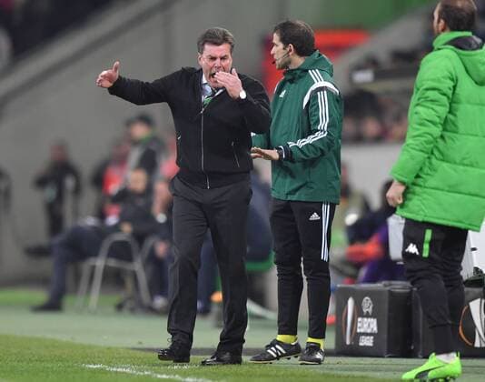 16.02.2017, Fussball, UEFA Europa League, Saison 2016 2017, Zwischenrunde, Borussia Moenchengladbach - AC Florenz, Trainer Dieter Hecking (Borussia Moenchengladbach), li., ist wuetend ueber den nichtgegebenen Elfmeter