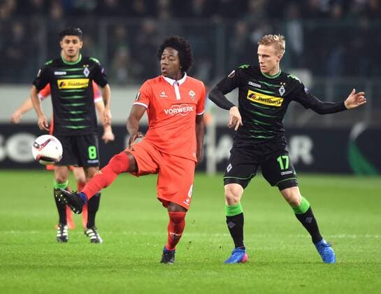 Europaleague: Borussia Mönchengladbach - AC Florenz 16.02.2017. Carlos Sanchez (Florenz) Aktion vor Oscar Wendt (BMG re.). HM