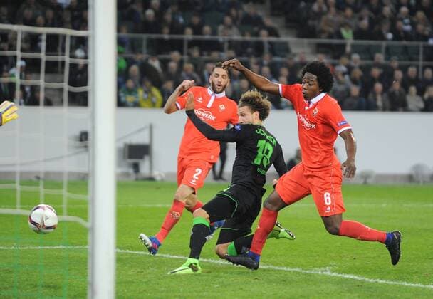 Europaleague: Borussia Mönchengladbach - AC Florenz 16.02.2017. Torchance für Mönchengladbach durch Fabian Johnson (Mitte), der sich hier gegen Carlos Sanchez (re.) und Gonzalo Rodriguez (hinten) durchsetzt. HM
