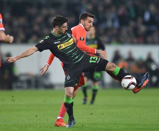 Europaleague: Borussia Mönchengladbach - AC Florenz 16.02.2017. Lars Stindl (BMG vorne) im Zweikampf mit Matias Vecino (Florenz). HM