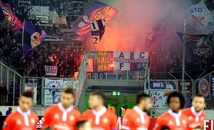 Europaleague: Borussia Mönchengladbach - AC Florenz 16.02.2017. Bengalisches Feuer im Fanblock des AC Florenz. HM