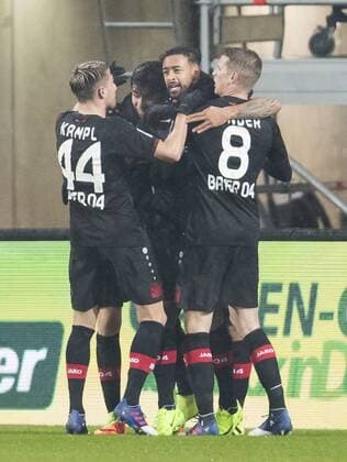 lv38 Karim BELLARABI, Lev 38 Torschuss, schiesst das Tor zum 0-1 Torjubel, Jubel nach dem Tor FC AUGSBURG - BAYER 04 LEVERKUSEN Fussball 1. Bundesliga , Augsburg, am 17.02.2017, 21.Spieltag, Saison 2016 2017, 1.Liga, 1.Bundesliga,FCA