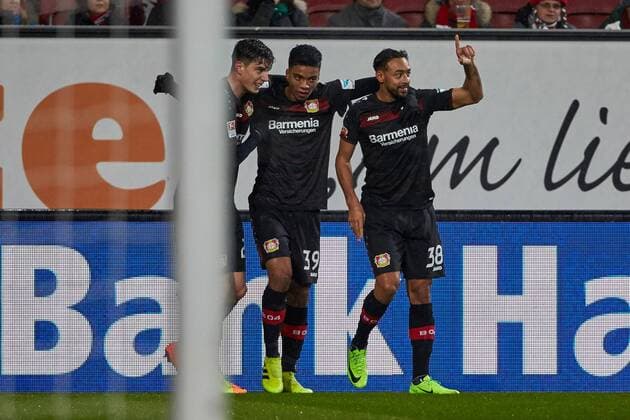 Augsburg, Deutschland 17.02.2017, 1. Bundesliga, 21. Spieltag, FC Augsburg - Bayer 04 Leverkusen, Torjubel bei Kai Havertz (B04), Benjamin Henrichs (B04) und Torschuetze Karim Bellarabi (B04) v.l. ( DeFodi501