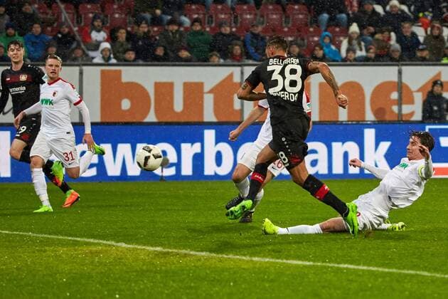 Augsburg, Deutschland 17.02.2017, 1. Bundesliga, 21. Spieltag, FC Augsburg - Bayer 04 Leverkusen, Karim Bellarabi (B04) r.v.r. erzielt das 50.000 ste Tor der Fussballbundesliga. Paul Verhaegh (FCA) re. kommt zu spaet ( DeFodi501