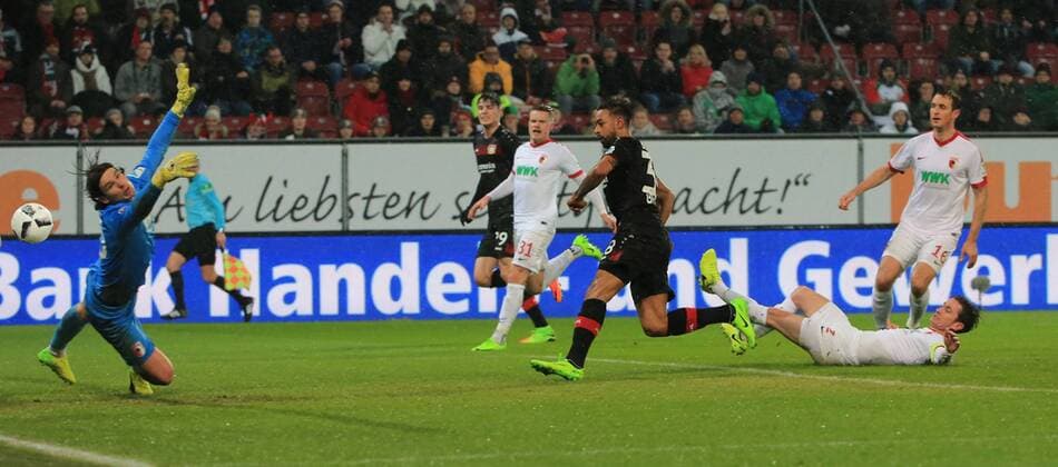 Bilder des Tages - SPORT Jubiläumstorschützen der Bundesliga 17.02.2017, FC Augsburg vs Leverkusen, WWK Arena Augsburg, Fussball, im Bild: 50 000 Tor der Bundesliga Geschichte durch Karim Bellarabi (Leverkusen), Marwin Hitz (FC Augsburg) geschlagen