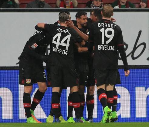 17.02.2017, FC Augsburg vs Leverkusen, WWK Arena Augsburg, Fussball, im Bild: Kai Havertz (Leverkusen), Benjamin Henrichs (Leverkusen) und Karim Bellarabi (Leverkusen) jubeln mit Julian Brandt (Leverkusen) und Kevin Kampl (Leverkusen) zum 50000 in der Bundesliga Geschichte