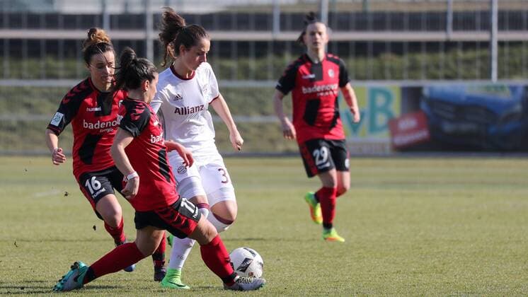 v.li.: Lina Maria Magull (Freiburg, 16), Hasret Kayikci (Freiburg, 11), Sara Ilonka Däbritz (Sara Daebritz, FCB, 33), Zweikampf, Duell, duel, tackle, tackling, Dynamik, Action, Aktion, Fussball, Allianz Frauen-Bundesliga, SC Freiburg - FC Bayern München, xozx