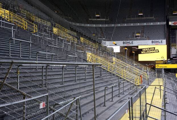 Dortmund vs VfL, 1. BL Dortmund, Deutschland. 18.02.2017, FUßBALL - Borussia Dortmund vs VfL Wolfsburg, 1. Bundesliga, Saison 2016-2017, Signal Iduna Park. Bild zeigt: BVB Stadion Gesperrte Südtribüne, leere Ränge, Herzlich Willkommen Dortmund
