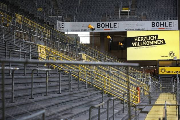 Dortmund vs VfL, 1. BL Dortmund, Deutschland. 18.02.2017, FUßBALL - Borussia Dortmund vs VfL Wolfsburg, 1. Bundesliga, Saison 2016-2017, Signal Iduna Park. Bild zeigt: BVB Stadion Gesperrte Südtribüne, leere Ränge, Herzlich Willkommen Dortmund