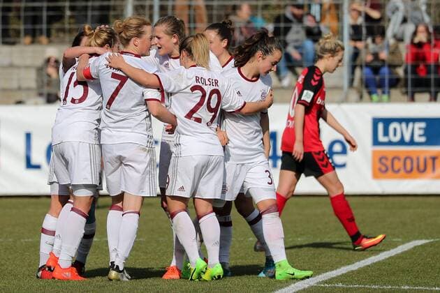 Spielerinnen des FC Bayern München jubeln über das Tor zum 2:3, Jubel, Torjubel, Torerfolg, celebrate the goal, goal, celebration, Jubel ueber das Tor, optimistisch, Action, Aktion, Fussball, Allianz Frauen-Bundesliga, SC Freiburg - FC Bayern München, xozx