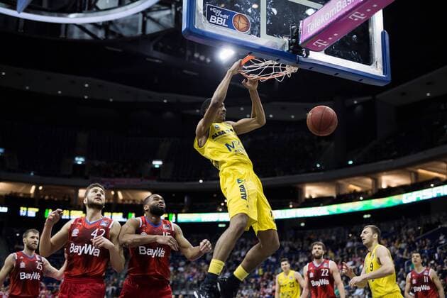 Bilder des Tages - SPORT Berlin, Deutschland, 18.02.2017: Basketball - Top FOUR - FC Bayern Muenchen - ALBA Berlin. Dunking Malcolm Miller (Alba 13) im Zweikampf gegen Maximilian Kleber (Bayern 42) und Reggie Redding (Bayern 15)