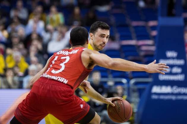 Berlin, Deutschland, 18.02.2017: Basketball - Top FOUR - FC Bayern Muenchen - ALBA Berlin. Ismet Akpinar (Alba 8) im Zweikampf gegen Nick Johnson (Bayern 13)