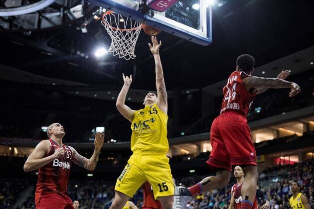 Berlin, Deutschland, 18.02.2017: Basketball - Top FOUR - FC Bayern Muenchen - ALBA Berlin. Bogdan Radosavljevic (Alba 15) im Zweikampf gegen Maik Zirbes (Bayern 33) und Bryce Taylor (Bayern 44)