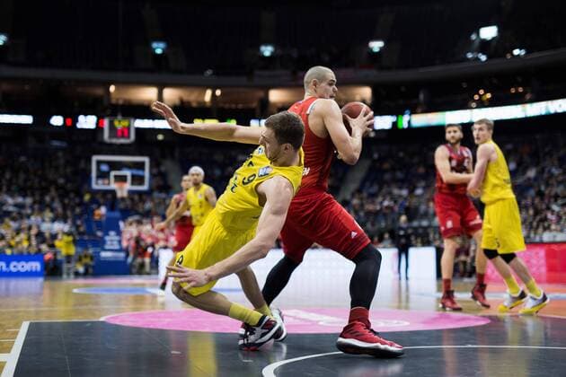 Berlin, Deutschland, 18.02.2017: Basketball - Top FOUR - FC Bayern Muenchen - ALBA Berlin. Elmedin Kikanovic (Alba 9) im Zweikampf gegen Maik Zirbes (Bayern 33)