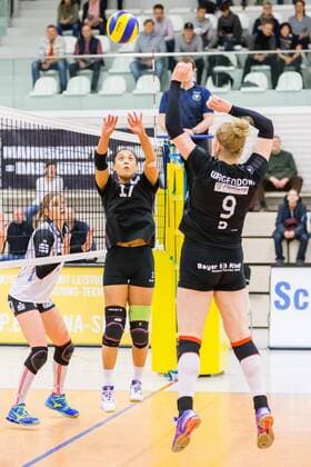 v.li.: Luise Wolf (Schwarz-Weiß Erfurt, 3), Naoko Hashimoto (Rote Raben Vilsbiburg, 17), Marlies Wagendorp (Rote Raben Vilsbiburg, 9), Volleyball, Volleyball-Bundesliga Frauen, Schwarz-Weiß Erfurt - Rote Raben Vilsbiburg, xprx