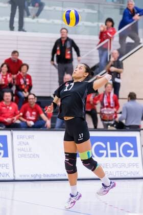 Naoko Hashimoto (Rote Raben Vilsbiburg, 17) bei der Angabe, Volleyball, Volleyball-Bundesliga Frauen, Schwarz-Weiß Erfurt - Rote Raben Vilsbiburg, xprx