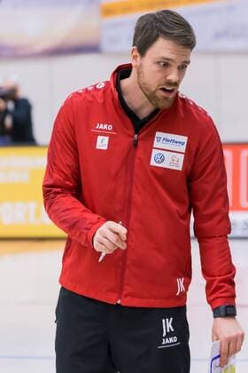 Trainer, team coach Jonas Kronseder (Rote Raben Vilsbiburg, Trainer) diskutiert, Volleyball, Volleyball-Bundesliga Frauen, Schwarz-Weiß Erfurt - Rote Raben Vilsbiburg, xprx