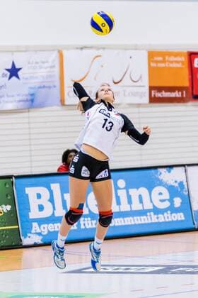 Marie Belitz (Schwarz-Weiß Erfurt, 13) bei der Angabe, Volleyball, Volleyball-Bundesliga Frauen, Schwarz-Weiß Erfurt - Rote Raben Vilsbiburg, xprx