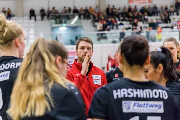 Trainer, team coach Jonas Kronseder (Rote Raben Vilsbiburg, Trainer) bei der Auszeit; Teamkreis, Mannschaftskreis, Ansprache, Motivation, Volleyball, Volleyball-Bundesliga Frauen, Schwarz-Weiß Erfurt - Rote Raben Vilsbiburg, xprx