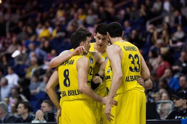 Berlin, Deutschland, 18.02.2017: Basketball - Top FOUR - FC Bayern Muenchen - ALBA Berlin. Ismet Akpinar (Alba 8), Dragan Milosavljevic (Alba 21), Bogdan Radosavljevic (Alba 15), Dominique Johnson (Alba 23), Tony Gaffney (Alba 33) beraten sich
