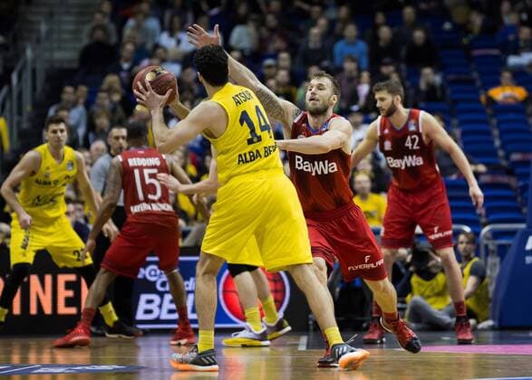 Berlin, Deutschland, 18.02.2017: Basketball - Top FOUR - FC Bayern Muenchen - ALBA Berlin. Engin Atsür Atsuer (Alba 14) im Zweikampf gegen Danilo Barthel (Bayern 22)