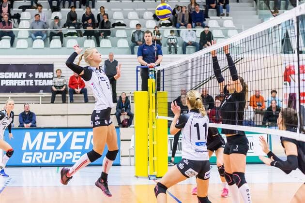 Liis Kullerkann (Schwarz-Weiß Erfurt, 5) (links) beim Angriff; rechts: Michaela Wessely (Schwarz-Weiß Erfurt, 11), Barbara Roxana Wezorke (Rote Raben Vilsbiburg, 7), Volleyball, Volleyball-Bundesliga Frauen, Schwarz-Weiß Erfurt - Rote Raben Vilsbiburg, xprx