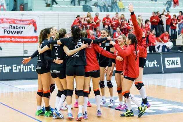 Rote Raben Vilsbiburg Teamkreis, Mannschaftskreis, Ansprache, Motivation Jubel, celebration über das gewonnene Spiel, Volleyball, Volleyball-Bundesliga Frauen, Schwarz-Weiß Erfurt - Rote Raben Vilsbiburg, xprx