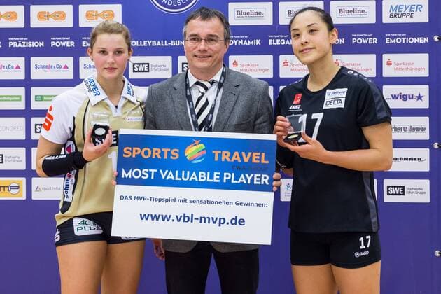 v.li.: Lisa Stock (Schwarz-Weiß Erfurt, 14, Libero), SWE-Präsident Michael Panse, Naoko Hashimoto (Rote Raben Vilsbiburg, 17), Volleyball, Volleyball-Bundesliga Frauen, Schwarz-Weiß Erfurt - Rote Raben Vilsbiburg, xprx