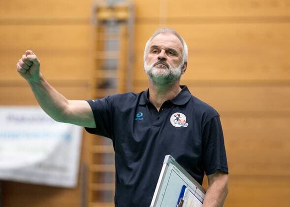 Verhaltene Freude bei Lueneburg-Trainer Stefan HUEBNER (HÜBNER) (LUE). Volleyball, TSV Herrsching (HER) - SVG (lueneburg (LUE), Bundesliga, 16.Spieltag, Saison 2016 2017, am 18.02.2017 in Herrsching N I K O L A U S H A L L E Deutschland. x20170218_110x