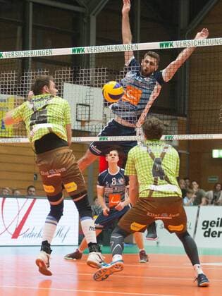 Blockabwehr von Scott Michael KEVORKEN ( 3, LUE), Roy FRIEDRICH ( 15, HER) und Patrick STEUERWALD ( 4, HER). Volleyball, TSV Herrsching (HER) - SVG (lueneburg (LUE), Bundesliga, 16.Spieltag, Saison 2016 2017, am 18.02.2017 in Herrsching N I K O L A U S H A L L E Deutschland. x20170218_121x