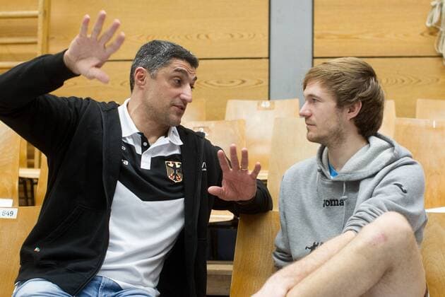 DVV-Bundestrainer Anrea GIANI im Gespraech mit Ferdinand TILLE ( 7, HER). Volleyball, TSV Herrsching (HER) - SVG (lueneburg (LUE), Bundesliga, 16.Spieltag, Saison 2016 2017, am 18.02.2017 in Herrsching N I K O L A U S H A L L E Deutschland. x20170218_127x