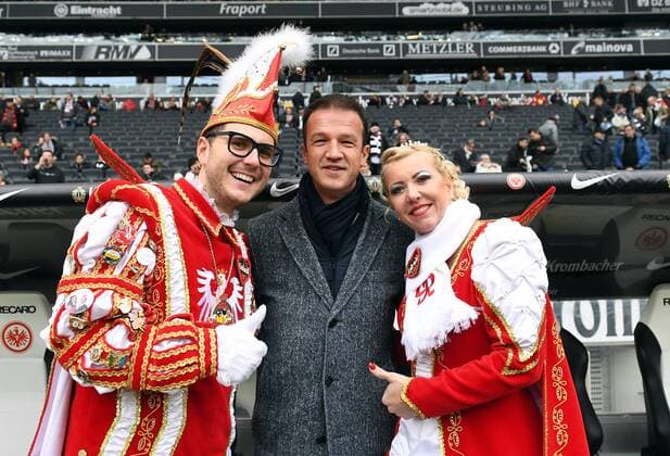 Themen der Woche - Sport Bilder des Tages - SPORT 18.02.2017, xjhx, Fussball 1.Bundesliga, Eintracht Frankfurt - FC Ingolstadt 04, emspor, v.l. Frankfurter Prinzenpaar Patrick I. und Angie I. mit Fredi Bobic (Mitglied des Vorstandes Eintracht Frankfurt Fussball AG) Frankfurt am Main