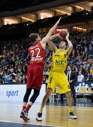 Berlin, Deutschland, 18.02.2017: Basketball - Top FOUR - FC Bayern Muenchen - ALBA Berlin. Elmedin Kikanovic (Alba 9) im Zweikampf gegen Danilo Barthel (Bayern 22)