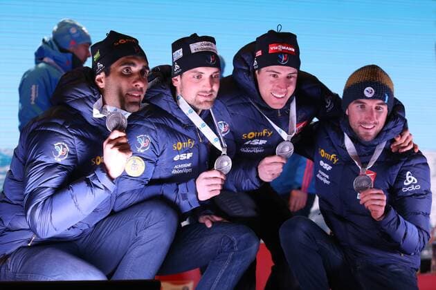 Hochfilzen Biathlon IBU Weltmeisterschaften Hochfilzen, Männer Staffel, das französische Team mit ihren Medaillen, v.l. Martin Fourcade, Simon Desthiex, Quentin Fillon Maillet, Jean Guillaume Beatrix (FRA)
