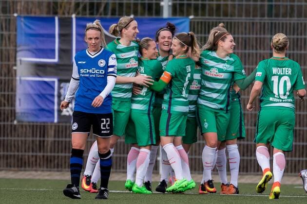 v.li.: Maxine Birker (DSC Arminia Bielefeld, 22) enttäuscht, enttäuscht schauend, disappointed. Die Spielerinnen des SV Werder Bremen beim Torjubel, Goal celebration, celebrate the goal, goal celebration,, Fussball, 2. Bundesliga Nord Frauen, DSC Arminia Bielefeld - SV Werder Bremen, xdgx
