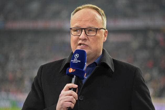 15.02.2017, Fussball Champions-League 2016 2017, Achtelfinale, FC Bayern München - FC Arsenal London, in der Allianz-Arena München. ZDF-Moderator Oliver Welke am Mikrofon. 