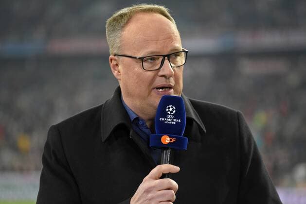 15.02.2017, Fussball Champions-League 2016 2017, Achtelfinale, FC Bayern München - FC Arsenal London, in der Allianz-Arena München. ZDF-Moderator Oliver Welke am Mikrofon. 