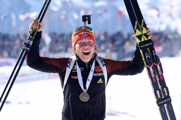 Hochfilzen Biathlon IBU Weltmeisterschaften Hochfilzen, Massenstart Frauen, Weltmeisterin Laura Dahlmeier (GER) jubelt mit ihrer Goldmedaille