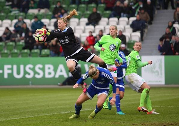 VfL vs Sand, Frauen Wolfsburg, Deutschland. 19.02.2017, FUßBALL - VfL Wolfsburg vs SC Sand, 1. Allianz Frauen Bundesliga, Saison 2016-17. Bild zeigt: Carina Schülter (SC Sand), Diane Caldwell (SC Sand), Alexandra Popp (VfL Wolfsburg) Wolfsburg