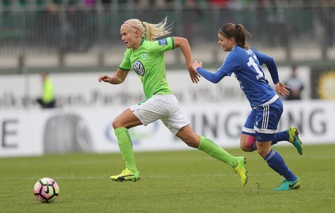 Pernille Harder (VfL Wolfsburg) im Duell mit Claire Savin (SC Sand 1946)