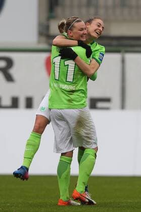 Torjubel 2-0 durch Tessa Wullaert (VfL Wolfsburg), es freut sich Alexandra Popp (VfL Wolfsburg)