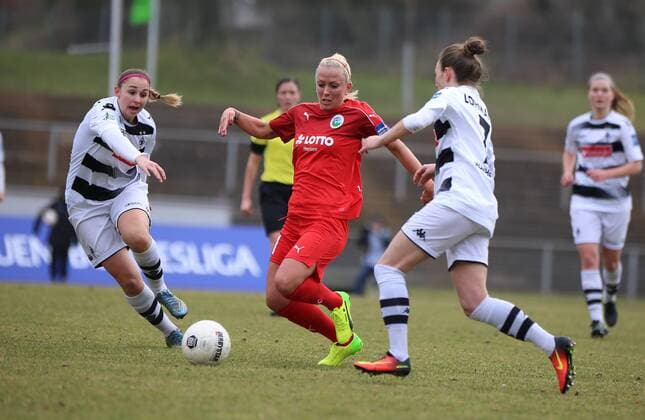 19.02.2017 xcex Deutschland, Mönchengladbach, Fussball, Frauenfussball Allianz Frauen-Bundesliga Saison 2016 2017 Borussia Mönchengladbach gegen 1. FFC Frankfurt Sandra Starmanns und Mona Lohmann (Gladbach) gegen Mandy Islacker (Frankfurt)